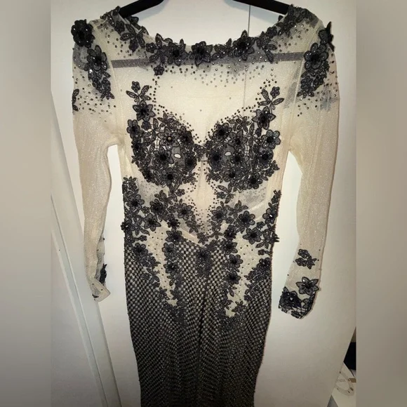 Elegant Black and Cream Floral Dress - Picture 3 of 9
